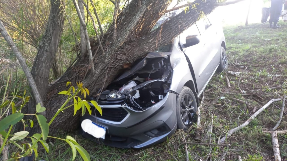 Un Auto Perdi El Control Impact Contra Un Arbol Y Terminaron