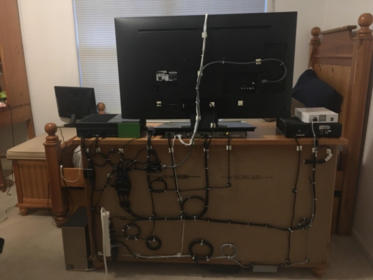 Cómo puedo ocultar cables en un escritorio?