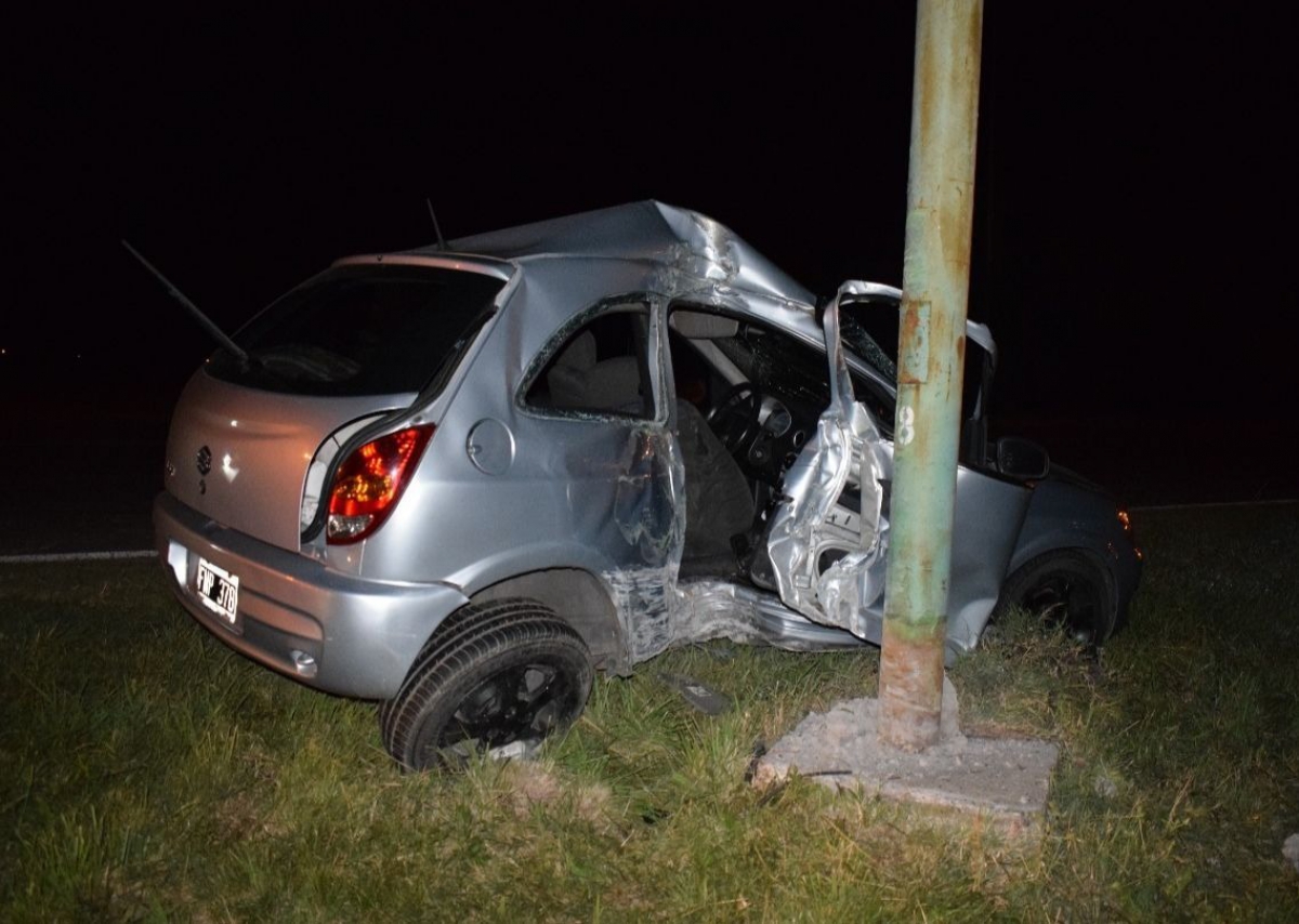 Un vehículo impactó violentamente contra una columna de alumbrado