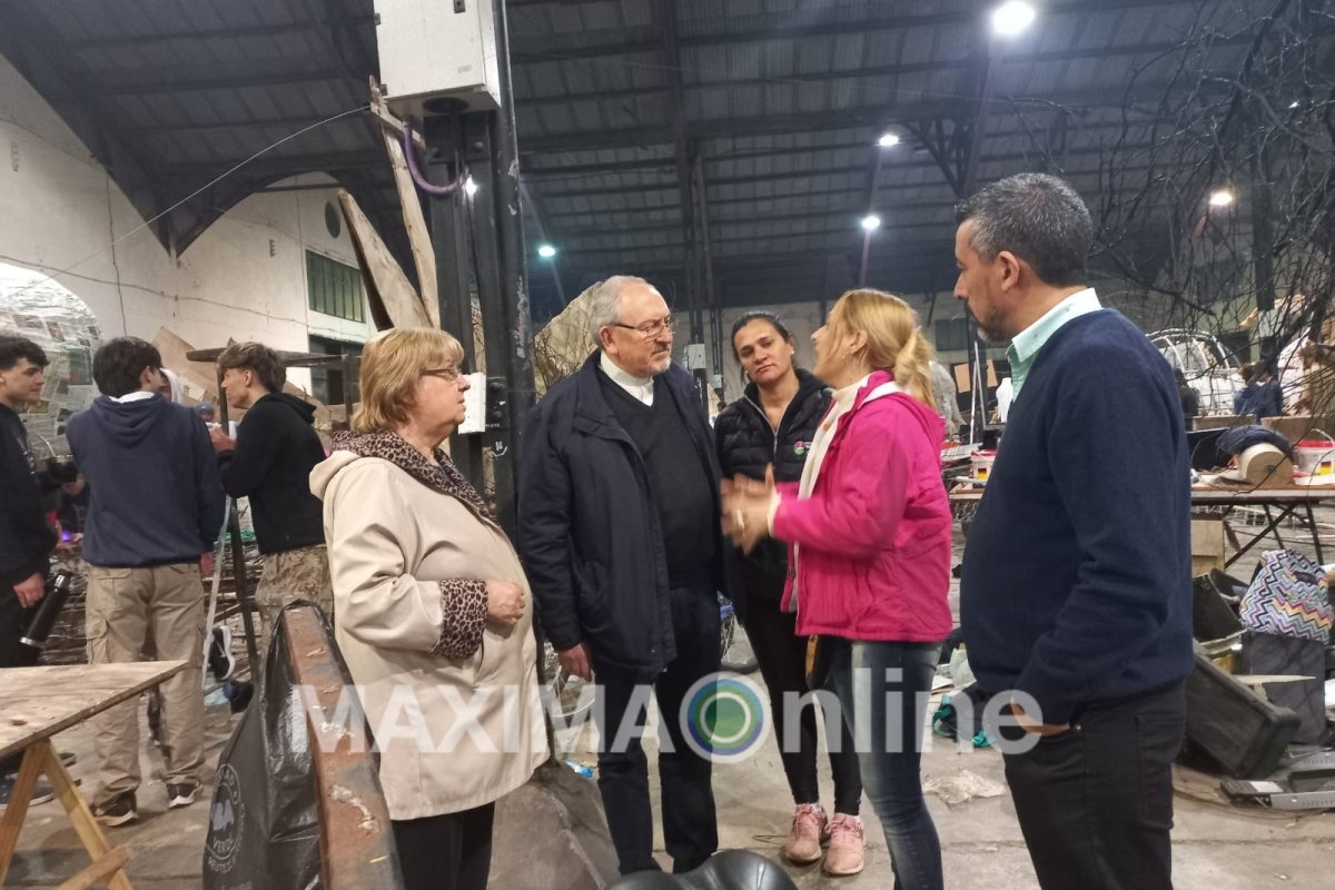 El Obispo junto a los estudiantes en los Galpones del Puerto