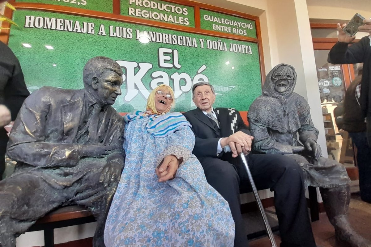 Luis Landriscina y Do&ntilde;a Jovita junto a las flamantes esculturas