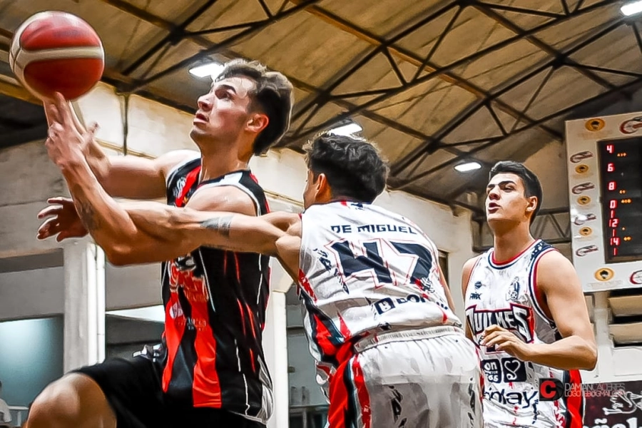 Benjam&iacute;n Lado tuvo pasajes de buen básquet. Foto: Dami&aacute;n C&aacute;ceres