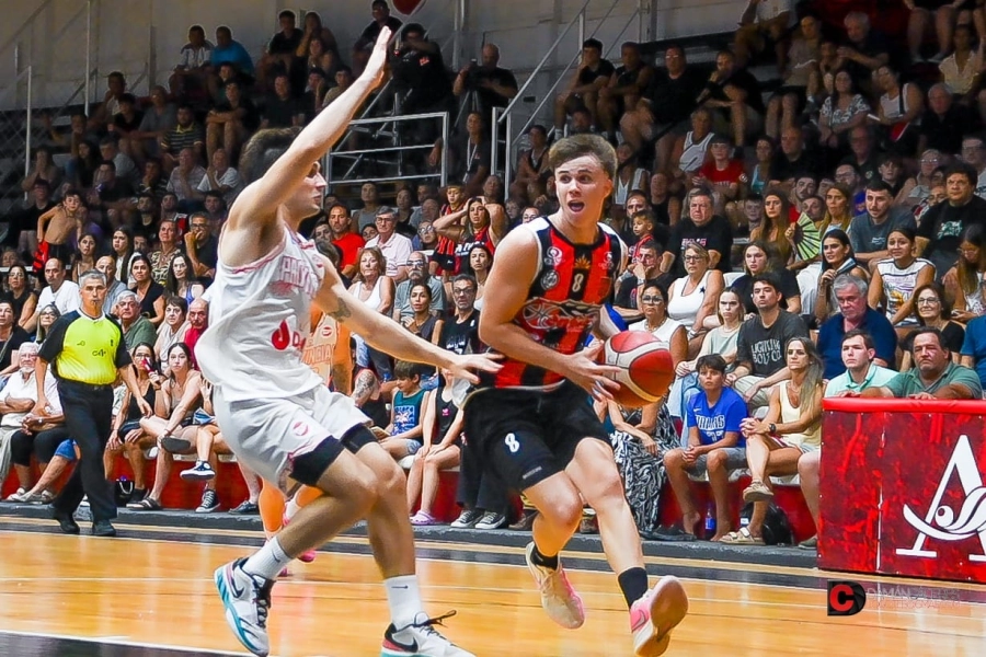 Juan Siboldi meti&oacute; dos triples fundamentales para la victoria. 
Foto: Dami&aacute;n C&aacute;ceres