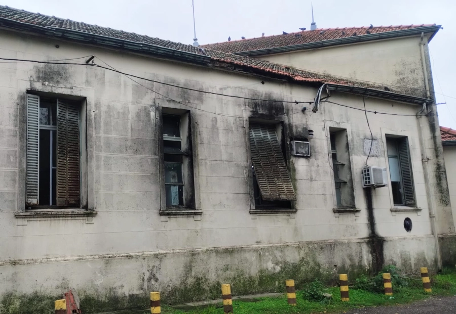 Tejas da&ntilde;adas y palomas en el exterior de la guardia