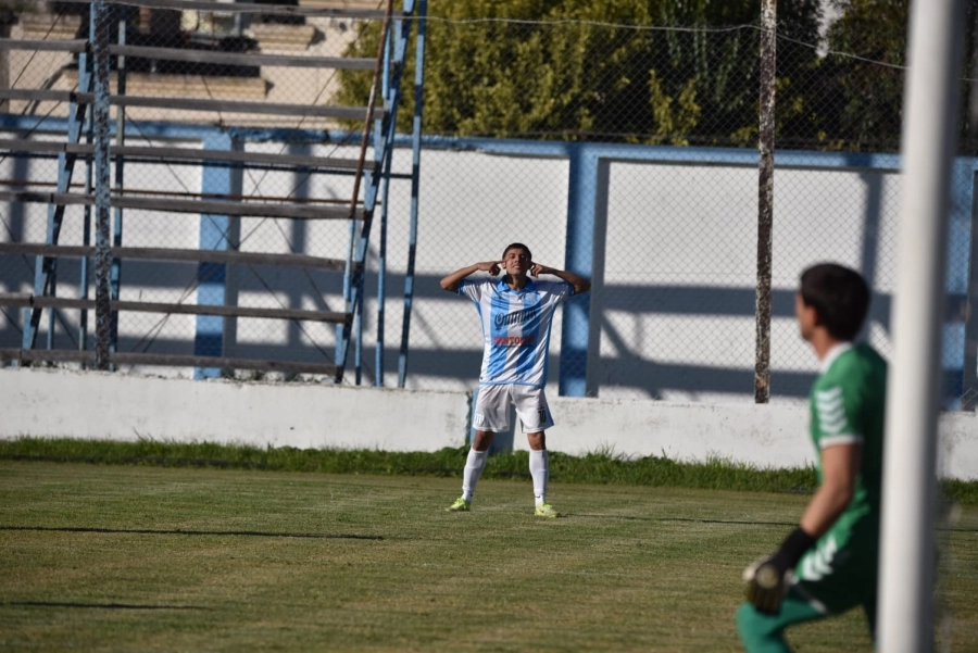 Sergio Olano abri&oacute; el camino de la goleada. Foto: Mauricio R&iacute;os