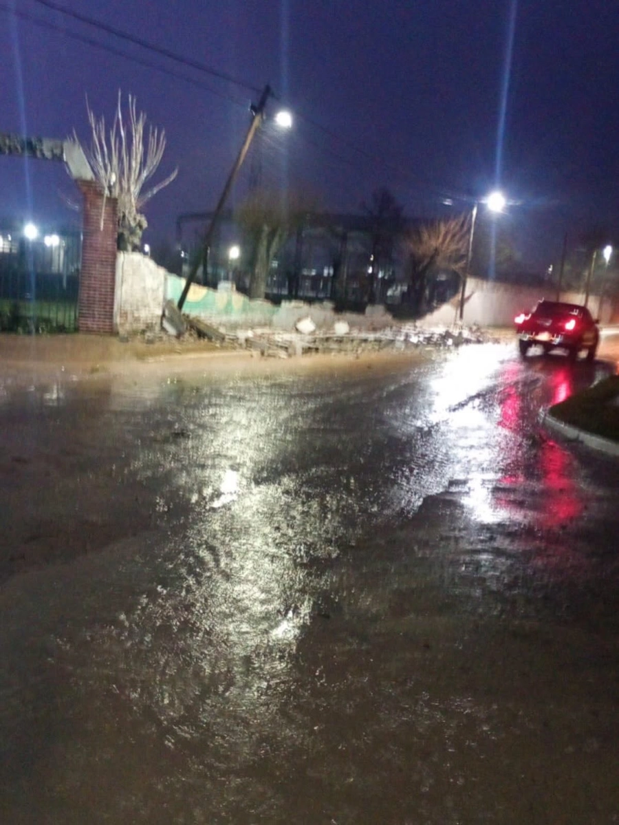 Ca&iacute;da de un pared&oacute;n en la cancha