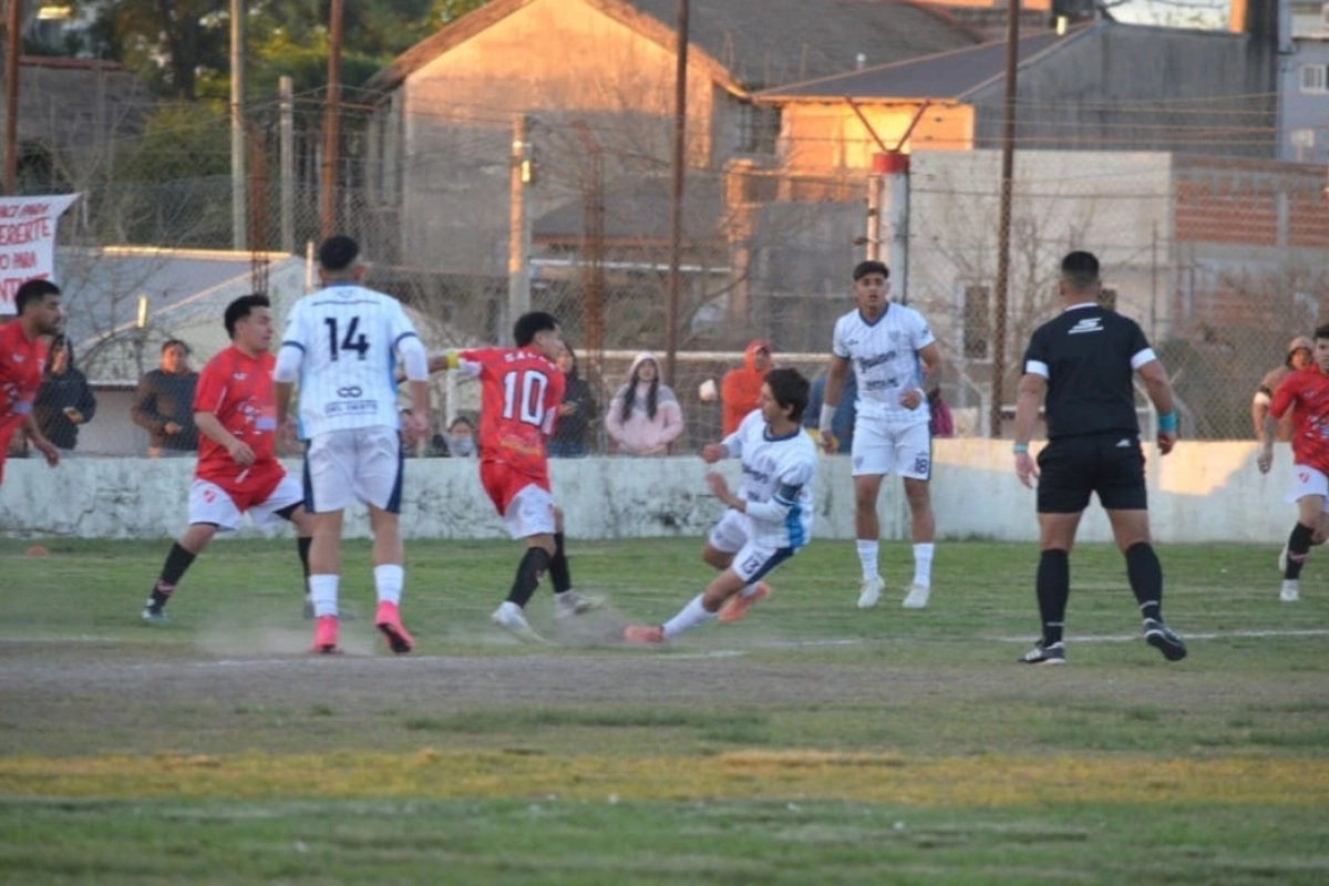 Juventud no pudo con Sauce