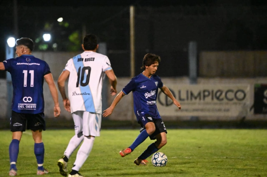 Buen rendimiento de Santi Ben&iacute;tez en el medio. Foto: Mauricio R&iacute;os
