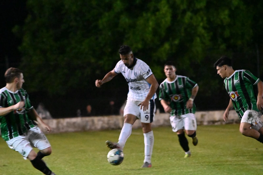 De Hoyos marc&oacute; el segundo gol decano. Foto: Mauricio R&iacute;os