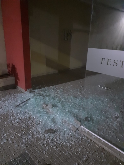 Vandalismo rompieron todas las puertas de Blindex del ex sal n de